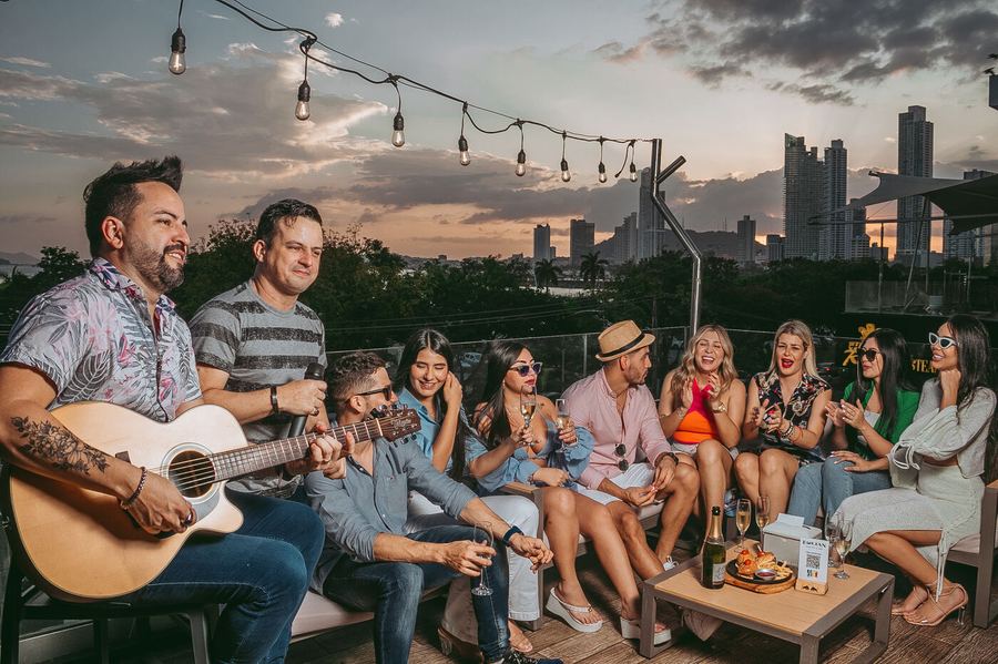 Ambiente en vivo en el rooftop de Eolian